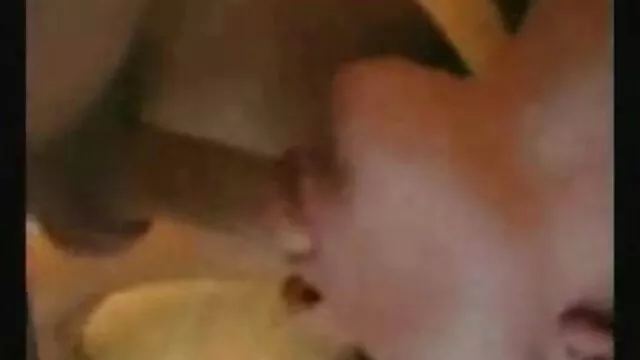 J'ai demandé à ma copine de branler la bite porno avec sa mère