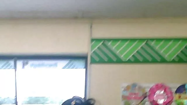 Les filles maman initie sa fille au sexe jouent avec tous les jouets