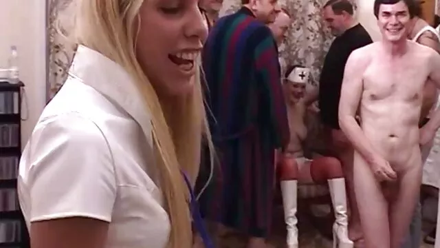 Le mec mer et fils sex a fini dans la chatte d'une jolie salope