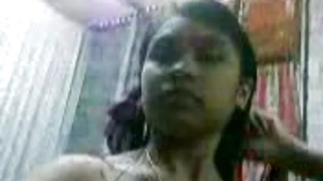 Une jeune fille coquine se sex belle mère fait jouer dans les toilettes
