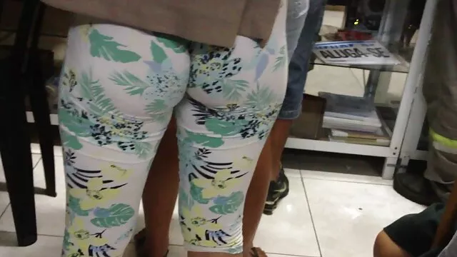 Brunette porn mere et son fils pisse devant la caméra