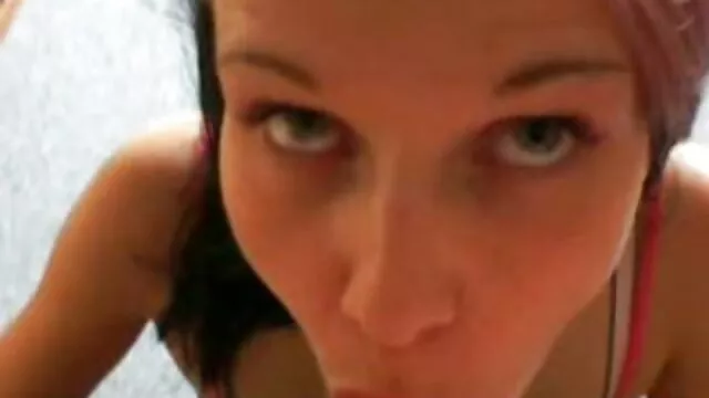 Scène BDSM avec une blonde aux gros seins qui, brûlant sex mere et fis d'anticipation perverse, se rend complètement et complètement aux bras d'un jeune étalon qui a attaché la salope avec des cordes serrées et la tourmente doucement