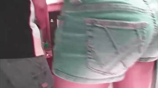 Petite blonde bien tirée video sexe avec sa mere par deux mecs