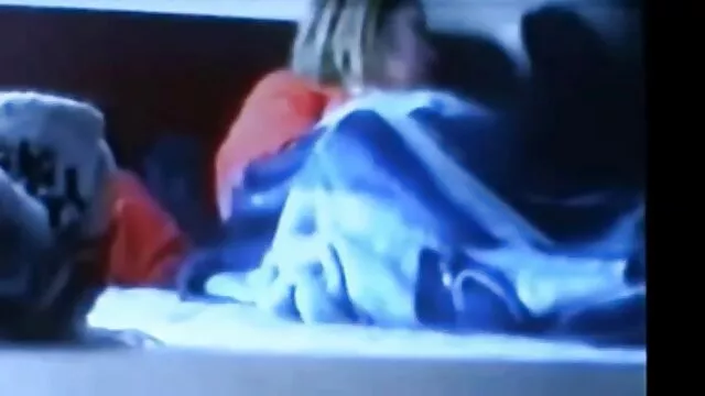 Sexy poussin déchire lentement maman porn video sa combinaison en nylon révélant son corps luxueux