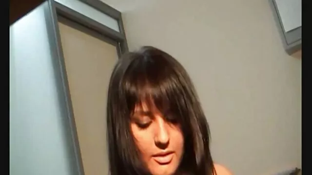 Suce une chienne, gorge profonde, ne te laisse pas distraire! fils et mere porn