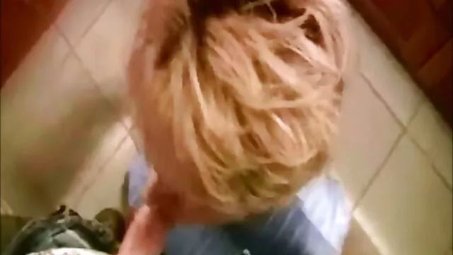 Blonde porn maman fille bouclée suce un jouet et une bite