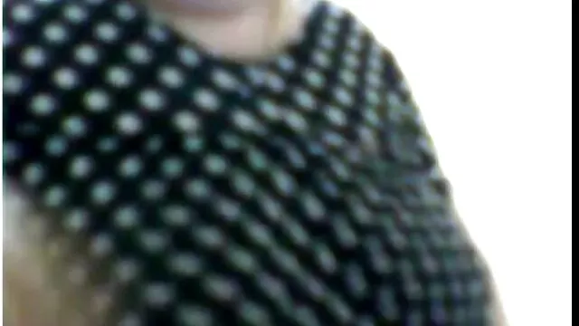 Le mec serre les gros pourno maman seins d'une fille asiatique d'où coule le lait