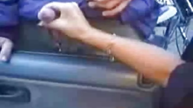 Une salope rousse se fait tirer deux sex femme avec son fils bites