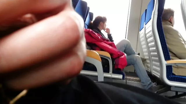 La fille se caresse porno de mere juste devant la caméra