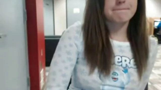 Belle brune xxx mer fils suce profondément la bite