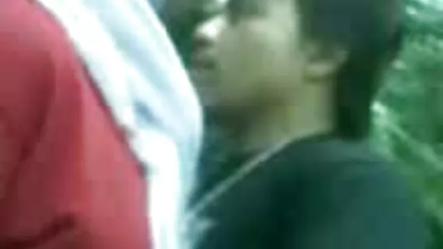 Little video lesbienne mere fille Mika se déshabille magnifiquement