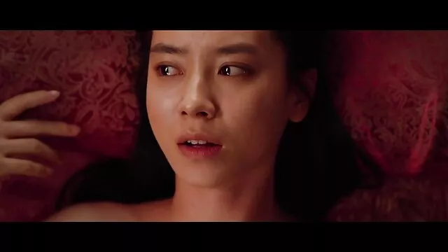 J'ai inséré mon xxx maman fille club exactement dans l'anus de la beauté. L'instrument est entré assez facilement et la nana a commencé à agiter avec un plaisir incroyablement fort