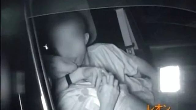 Des porno mer fils milfs en chaleur s'amusent avec un strapon