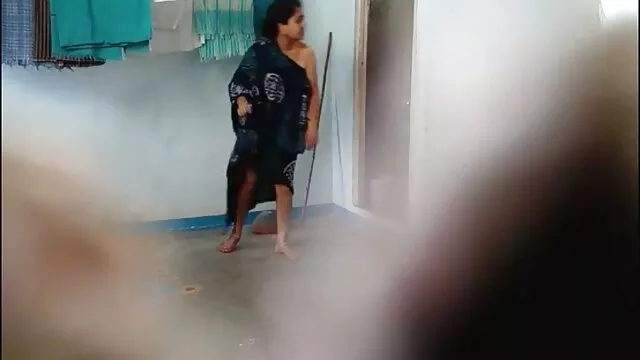 Une lesbienne chaude à la peau sombre fait des achats dans un sexe mer et fils sex-shop, elle veut essayer de nouveaux jouets en pratique, appelle une vendeuse, une jeune salope et la séduit, lui lèche la chatte et la baise fort avec un strapon, les deux lapins sont heureux de leurs achats