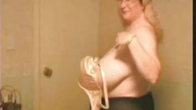 La blonde Amanda pisse devant la sex belle mère caméra