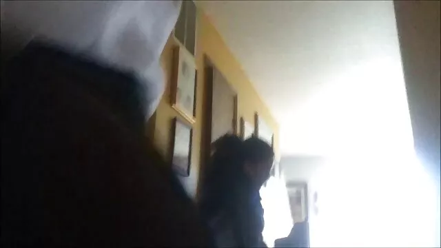 L'infirmière mere russe porn avale non seulement la bite du patient, mais baise également avec lui en anal