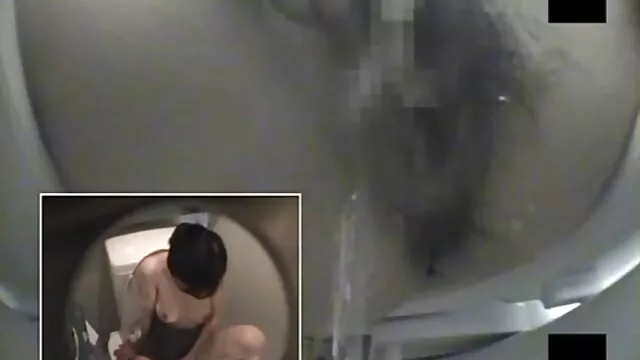 Deux hommes ont étiré une blonde xxx mère et fils sur un simulateur