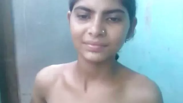 Jeune étudiante se branle avec un gros video de sexe mere et fille gode
