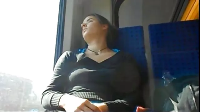 Elle a encore peu d'expérience, mais elle a un désir. Katie est une chienne mignonne, incomplète et lubrique avec une chatte poilue non maman sex xxx rasée