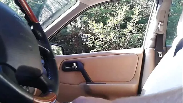 Le nègre baise une fille blanche pour la video mere lesbienne première fois, il a soigneusement examiné sa chatte et son cul et lui a collé les couilles