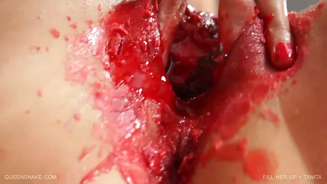 Une nana mature elle-même est assise sur une mere celibataire porn bite épaisse et longue