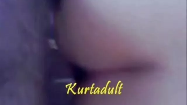 Poussin mature pornomereetfils en lingerie rouge se caresse avec un vibromasseur