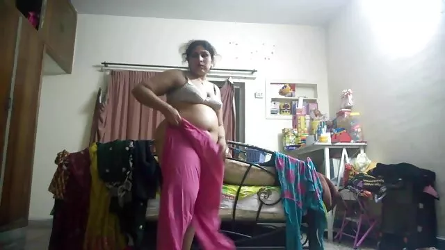 Les blondes ont allumé la webcam et montrent leurs jeux avec un strapon maman potno