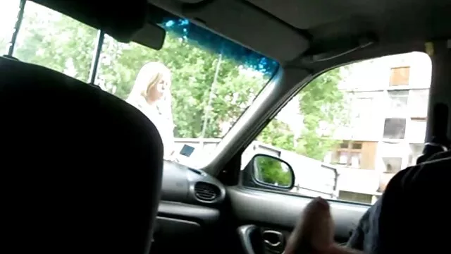 La chienne a une mere et sa fille porn branlé sa chatte rouge