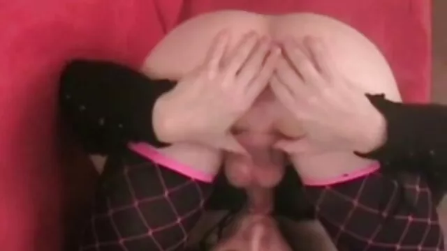 Une lesbienne lèche les sex gratuit belle mere jambes minces de sa copine