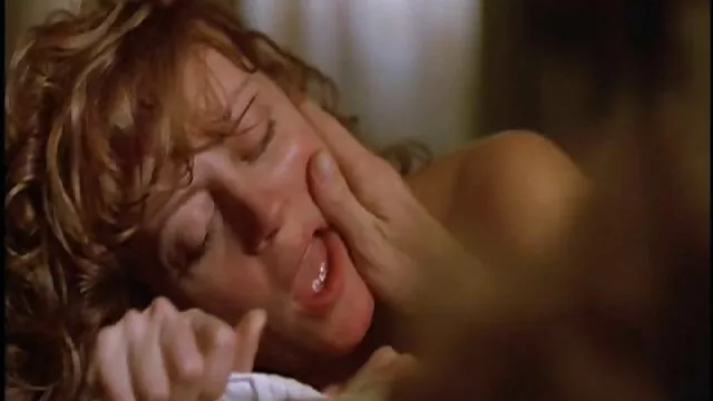 Fille exhibe ses sex avec belle mere seins devant la caméra