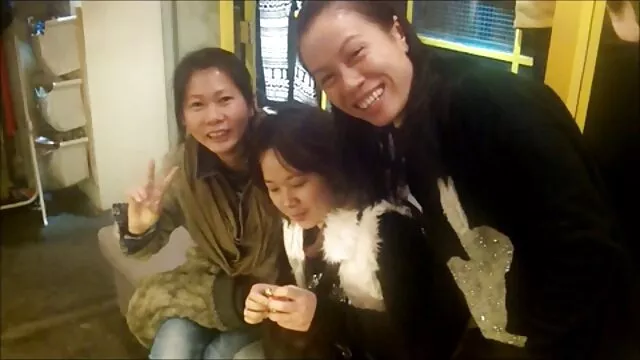 Cette fille flexible un fils baise sa mère dans la cuisine va taquiner n'importe qui