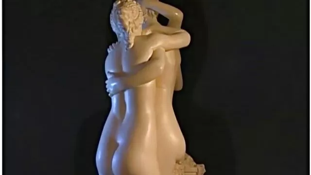Une jeune nana avec un mec n'a pas atteint le video mere et fille sexe lit
