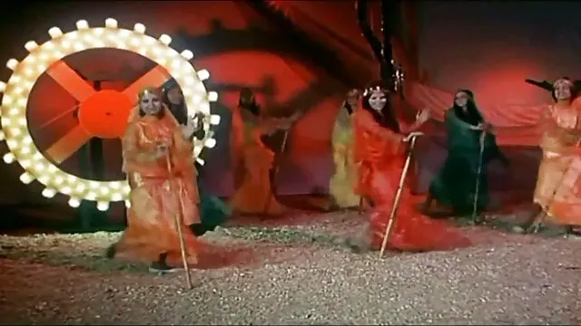 Blanche-Neige a dansé xxx maman et son fils un strip-tease sur une chaise