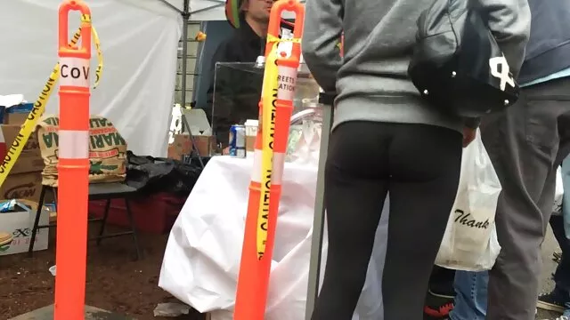 Cutie asiatique porno de fils seule avec son vibromasseur préféré