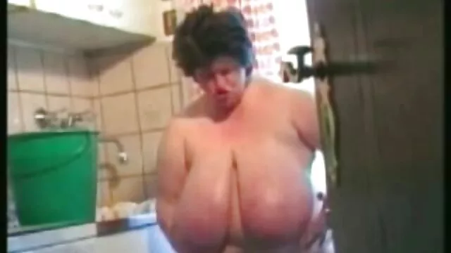 La blonde penchée sex maman et son garcon sur le cancer dans la cuisine et baisée